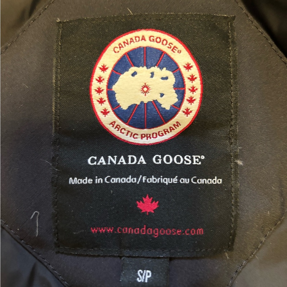 Canada Goose Women's Rossclair Jacket in Navy Size Small WITH FOX FUR TRIM - Picture 7 of 13